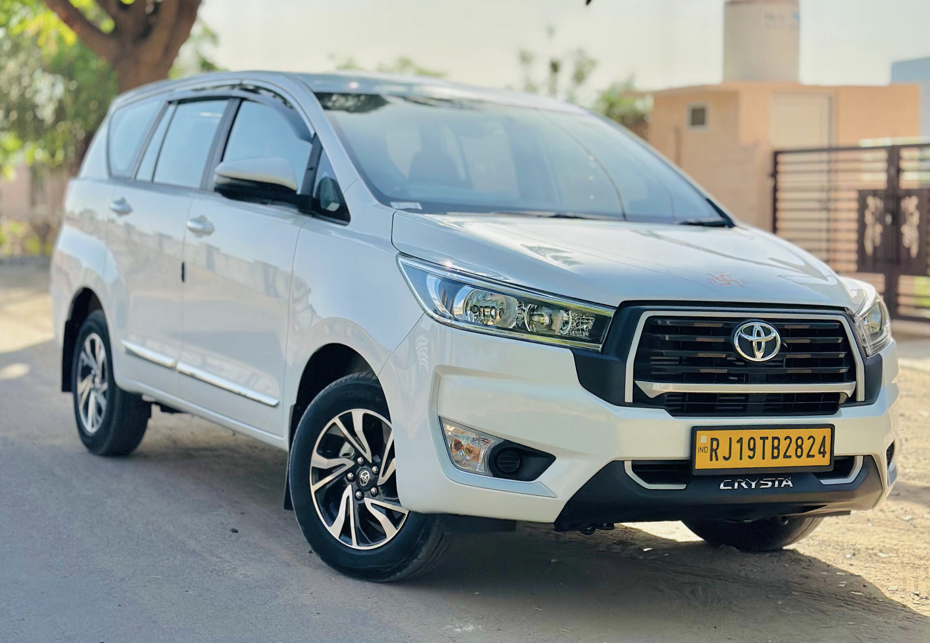 TOYOTA INNOVA CRYSTA (7+1)